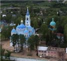 Церковь Димитрия Солунского
Спасо-Влахернского монастыря
(справа)
построен
в 2001-2002 гг.
на месте деревянной,
сгоревшей в 1939 г.
