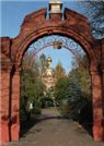 Ворота в стене
Новодевичьего кладбища,
разделяют
новую и старую территории.
