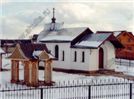 Храм святителя Иоанна Златоуста
построен в 1999 г.
В 2002 г. рядом
начато строительство 
деревянной
Троицкой церкви
по проекту
П. Паршикова.