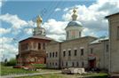 Храм преподобного
Сергия Радонежского
(справа) построен
в 1828-1833 гг.
на месте прежнего,
основанного в XV в.
